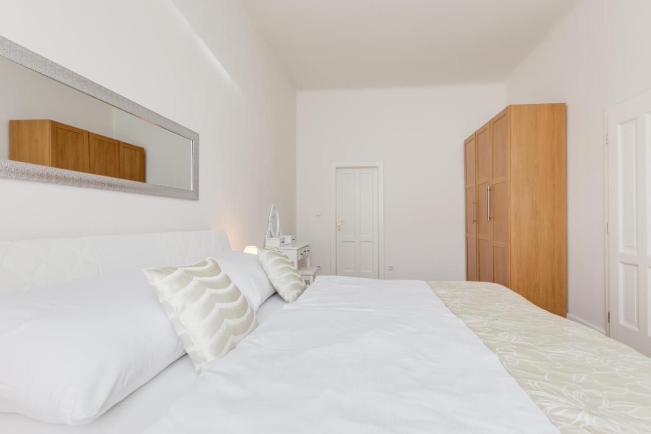 Luxury Riverside Apartments In The Center Of Prague Extérieur photo